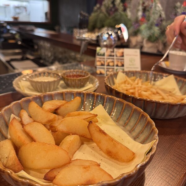 Kartupeļu šķirne 'Imanta', fritētas daiviņas, fonā fritēti stienīši. Restorāns "3sezonas"